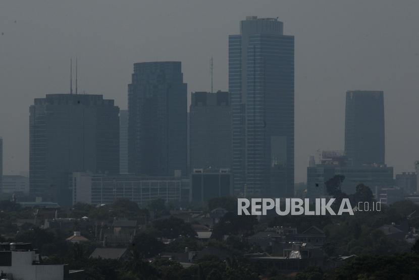 Teknologi Hujan Buatan Atasi Polusi Jakarta. Sejumlah gedung bertingkat terlihat samar karena polusi udara di Jakarta, Selasa (3/7).
