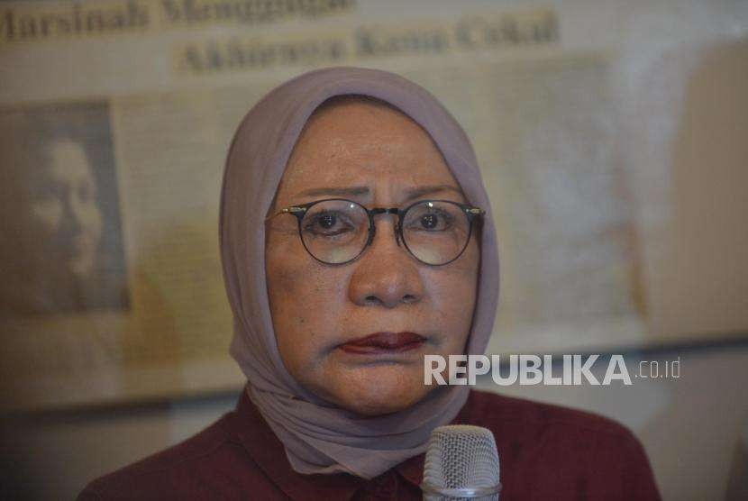 Ekpresi aktivis kemanusiaan, Ratna Sarumpaet memberikan keterangan kepada media terkait pemberitaan penganiyaan terhadap dirinya di kediaman Ratna Srumpaet, Jakarta, Rabu (3/10).