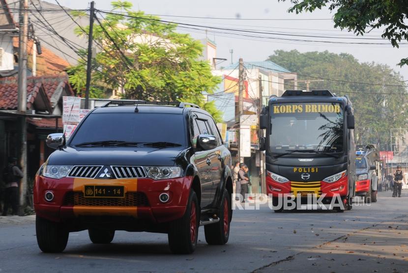 Sejumlah bus brimob yang membawa narapidana berjalan pasca kericuhan yang terjadi di Rutan cabang Salemba di Mako Brimob, Kelapa Dua, Depok, Jawa Barat, Rabu (9/5).