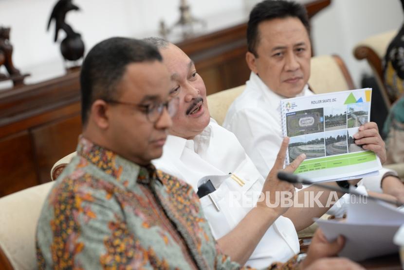 Rapat Terbatas ASIAN Games. Gubernur Sumsesl Alex Noerdin (tengah) menunjukan gambar venue saat rapat terbatas terkait ASIAN Games 2018 di Istana Bogor, Jawa Barat, Selasa (21/11).