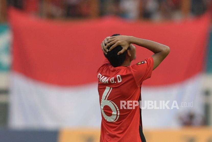 Ekspresi pemain timnas Indonesia Evan Dimas seusai gagal melakukan tendangan ke gawang Uni Emirat Arab dalam pertandingan cabang sepakbola Asian Games 2018 di Stadion Wibawa Mukti, Cikarang, Jawa Barat, Jumat (24/8).