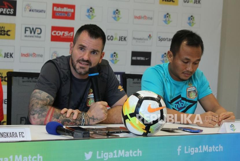 Pelatih Bhayangkara FC Simon McMenemy (kiri) menjawab pertanyaan wartawan saat konferensi pers di Graha Persib, Kota Bandung, Rabu (30/5).