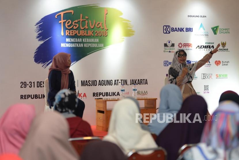 Pemateri seminar parenting, Ummu Balqis (kanan) dan redaktur Internasional republika, Yeyen Ros memberikan paparan tentang parenting dalam acara Festival Republik 2018  di Masjid At-Tin, Jakarta Timur, Ahad (30/12).