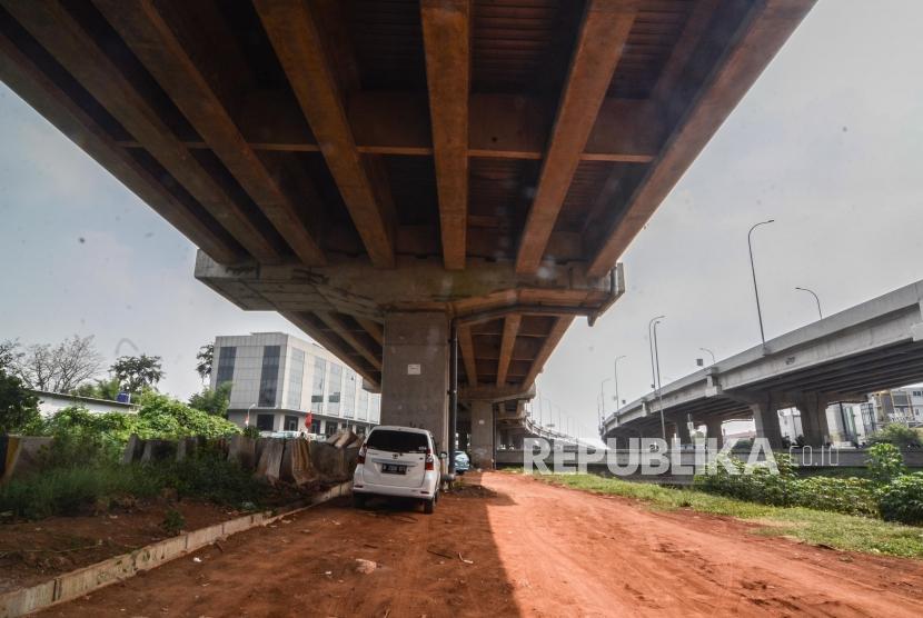 Parkir Liar di Kolong Tol Becakayu.Mobil terparkir di bawah kolong Tol Bekasi Cawang Kampung Melayu (Becakayu) di Jakarta Timur, Senin (17/6).