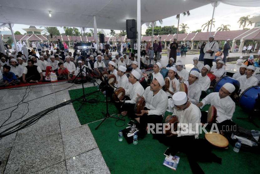Grup musik marawis menghibur warga saat Festival Republik 2017 di Masjid At- Tin, Jakarta, Ahad (31/12).