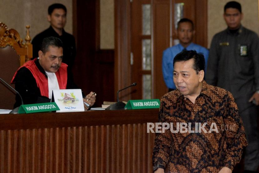 Terdakwa kasus korupsi KTP Elektronik Setya Novanto memasuki ruangan untuk menjalani sidang dengan agenda tanggapan jaksa terhadap eksepsi di Pengadilan Tipikor, Jakarta, Kamis (28/12).