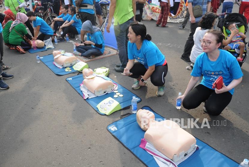 Sejumlah warga mengikuti pelatihan resusitasi jantung paru (CPR) di Bundaran HI, Jakarta, Ahad (15/4/2018). Ada sejumlah kesalahan yang kerap dilakukan saat melakukan CPR.