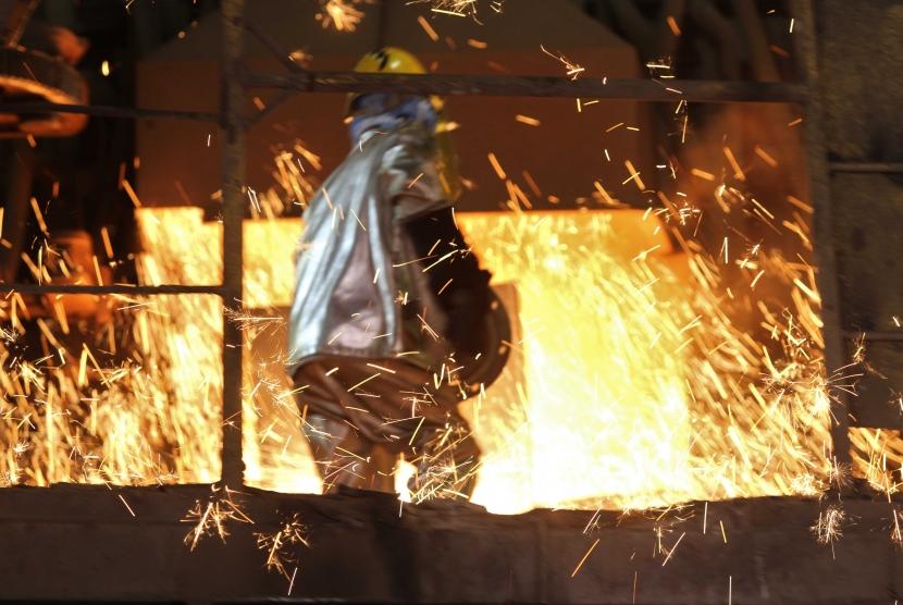 Pekerja berada di dekat tungku pembakaran biji nikel ddi PT Antam Tbk. UBPN Sulawesi Tenggara di Pomalaa, Kolaka, Sulawesi Tenggara, Jumat (16/8/2019).