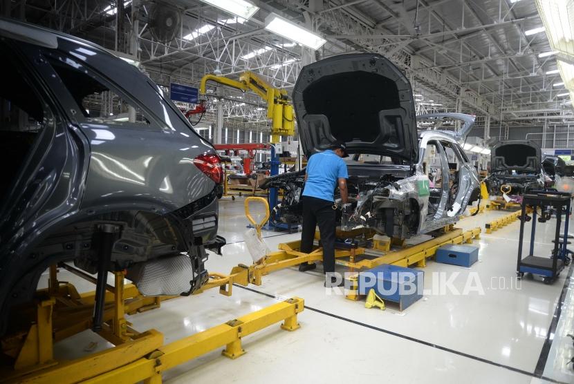 Peluncuran Varian Mercedes Benz. Proses perakitan mobil Mercedes Benz di Pabrik Perakitan Mercedes Benz Wanaherang, Bogor, Jawa Barat, Selasa (11/12).