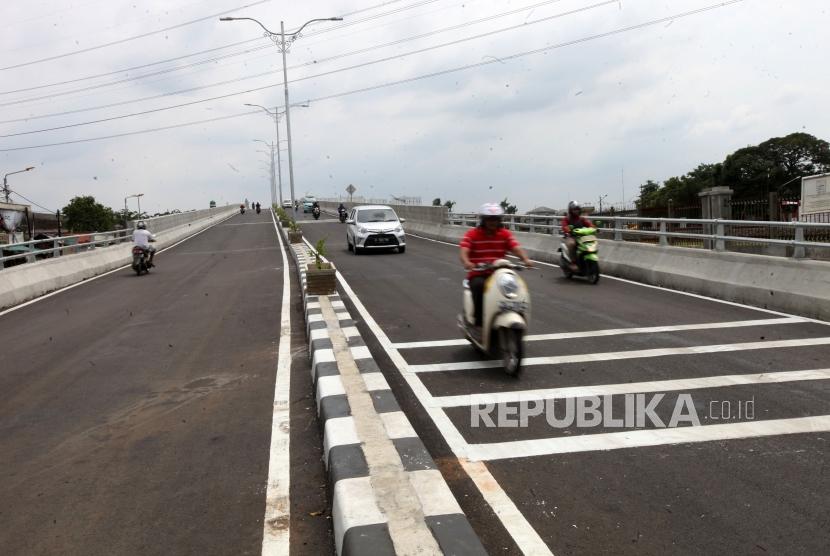 Sejumlah kendaraan melintas di jembatan layang (flyover). ilustrasi