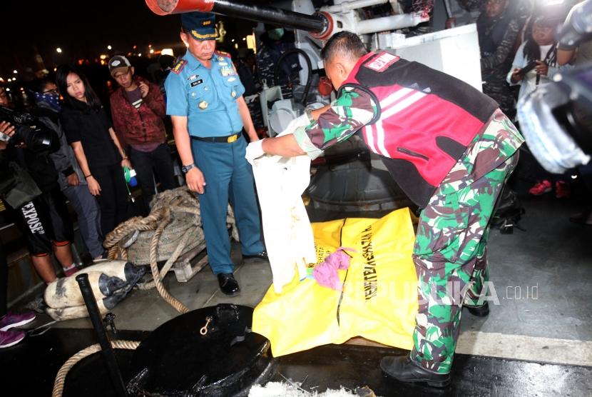 Kantong jenazah temuan korban dan puing-puing pesawat Lion Air JT 610 yang jatuh di Perairan Karawang yang akan dibawa ke RS Polri untuk identifikasi