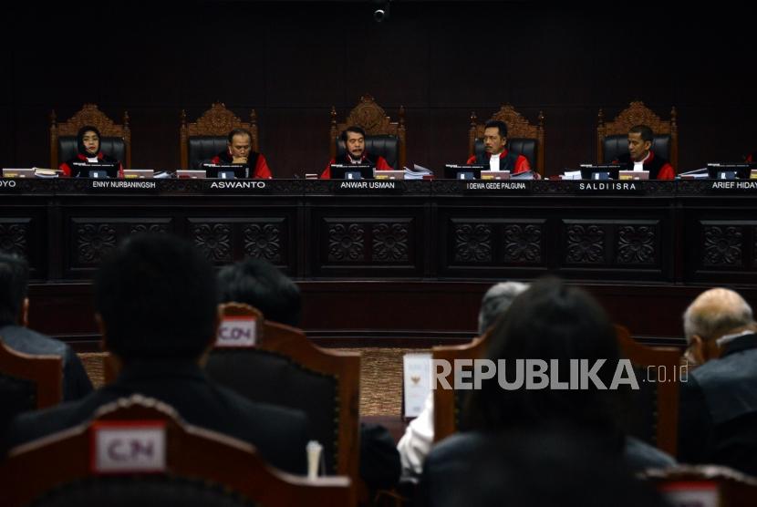 Ketua Mahkamah Konstitusi Anwar Usman saat memimpin sidang perdana Perselisihan Hasil Pemilihan Umum (PHPU) Pemilihan Presiden (Pilpres) 2019 di Gedung Mahkamah Konstitusi, Jakarta, Jumat (14/6).