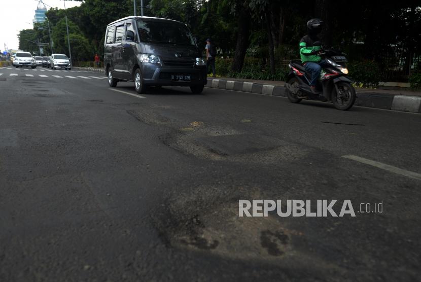 Jalan berlubang (Ilustrasi). Pemerintah Kota Jakarta Selatan menyiagakan satuan tugas (satgas) jalan berlubang dari Suku Dinas Bina Marga Jakarta Selatan selama musim hujan.