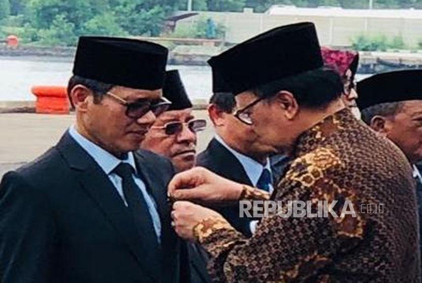Gubernur Sumatera Barat Irwan Prayitno menerima penghargaan Kelautan di Cirebon, Rabu (13/12).