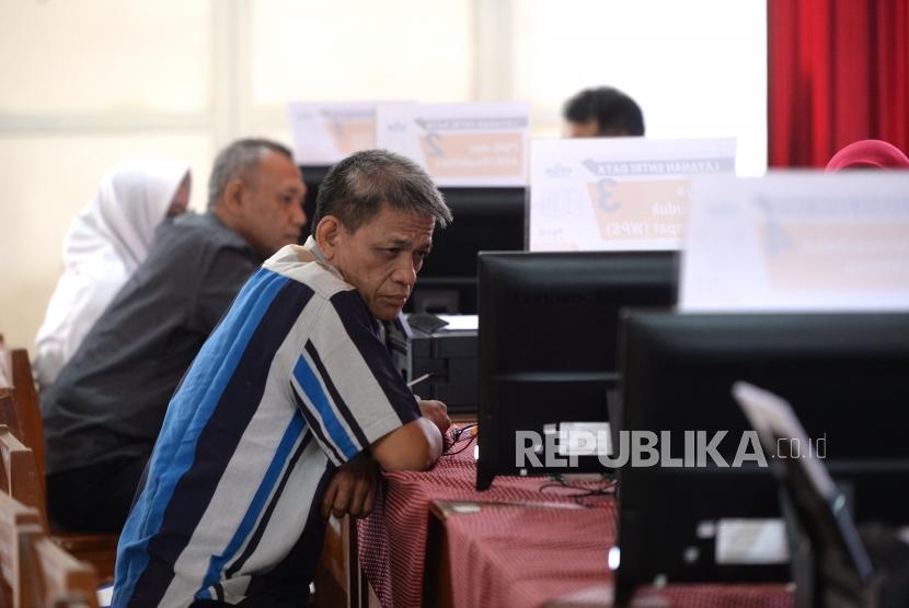 Sistem Zonasi Penerimaan Siswa  Baru. Wali murid mengisi data calon siswa di SMAN 8 Depok, Jawa Barat, Kamis (7/6).
