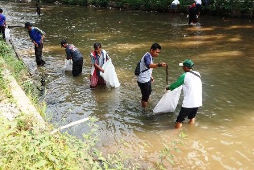  200 personel gabungan dan warga kelurahan Panaragan dan Paledang membersihkan sungai Cipakancilan yang sempat menjadi perhatian Ibu Negara Iriana Joko Widodo karena tumpukan sampah yang memprihatinkan.