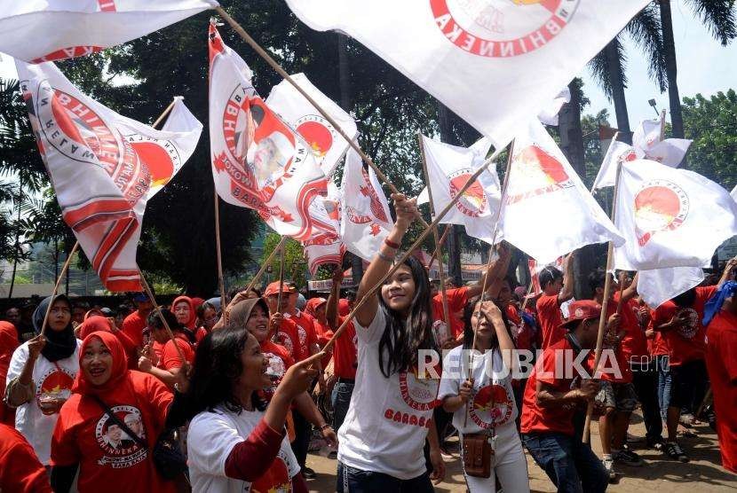 Relawan Barabaja bersiap melakukan deklarasi  dukungan terhadap bakal calon presiden Joko Widodo dan Maaruf Amin di Rumah Aspirasi, Jakarta, Ahad (16/9).