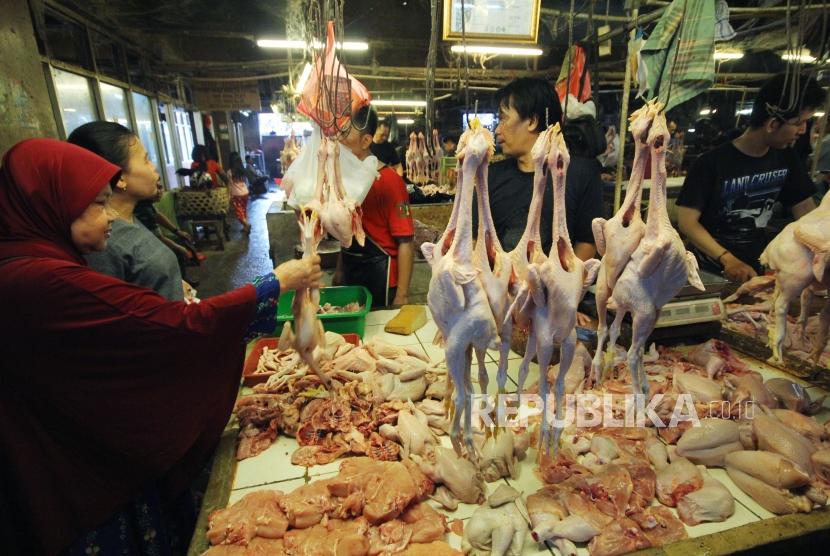 Pedagang ayam potong melayani pembeli, di Pasar Kosambi, Kota Bandung, Rabu (16/5).