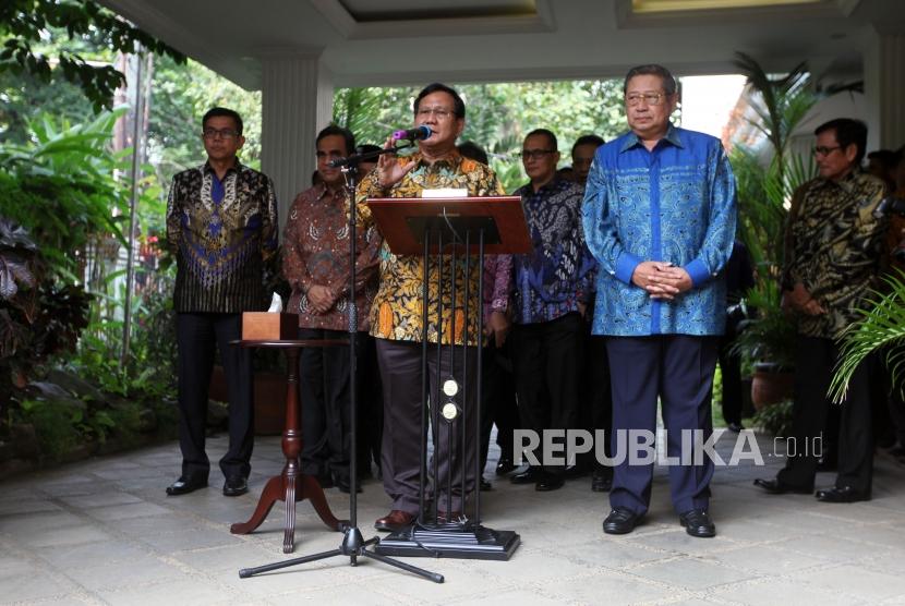 Ketua Umum Partai Gerindra Prabowo Subianto (kiri) bersama Ketua Umum Partai Demokrat Susilo Bambang Yudhoyono (kanan) memberikan keterangan kepada media usai pertemuan tertutup di kediaman Prabowo, Jalan Kertanegara, Kebayoran Baru, Jakarta, Senin (30/7).