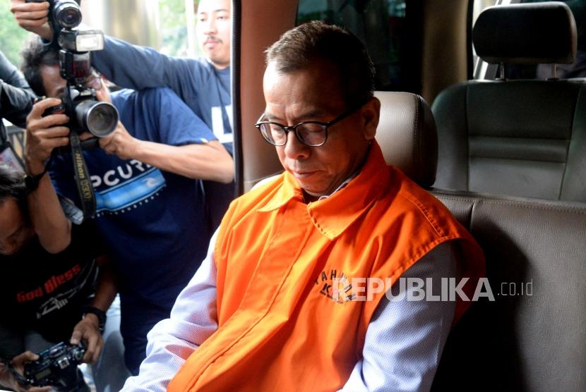 Mantan Direktur Utama PT Garuda Indonesia Emirsyah Satar mengenakan rompi tahanan usai menjalani pemeriksaan, di Gedung KPK, Jakarta, Rabu (7/8).