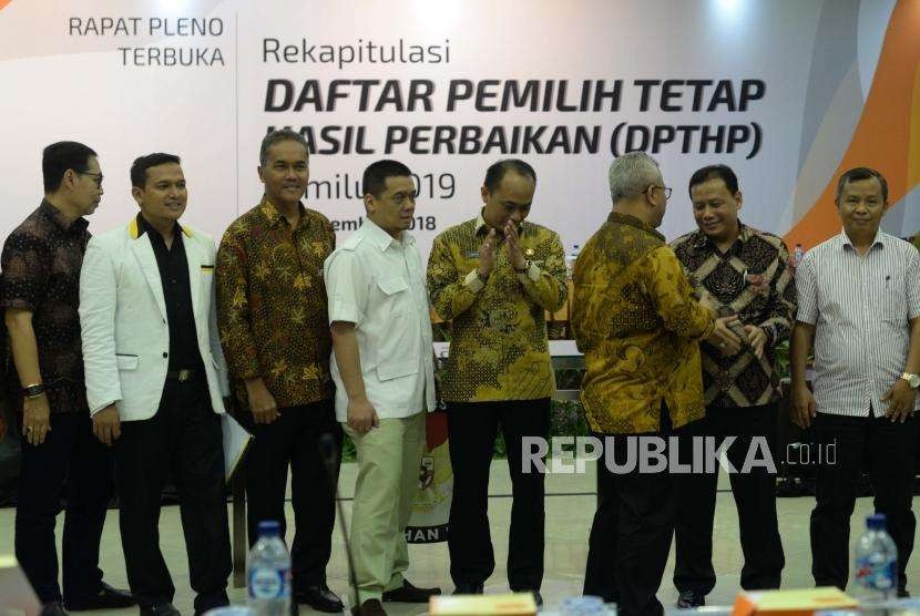 Ketua KPU Arief Budiman (ketiga kanan)  bersalaman dengan ketua Bawaslu Abhan ( kedua kanan) suai rapat pleno perbaikan Daftar Pemilih Tetap (DPT) di Kantor KPU, Jakarta, Minggu (16/9).
