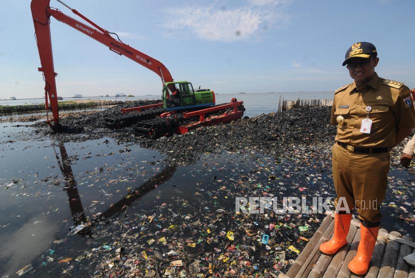 Gubernur DKI Jakarta Anies Baswedan saat meninjau sampah yang menumpuk di Muara Angke, Jakarta Utara Senin (19/3).