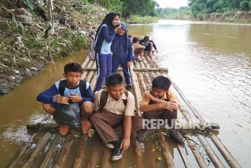 Sejumlah siswa di Desa Sukasenang, Kecamatan Banyuresmi, Kabupaten Garut, terpaksa harus berangkat ke sekolah menggunakan rakit bambu untuk menyeberangi sungai. Hal ini terjadi karena di Sungai Cimanuk itu tidak dilengkapi dengan jembatan penghubung antar wilayah.