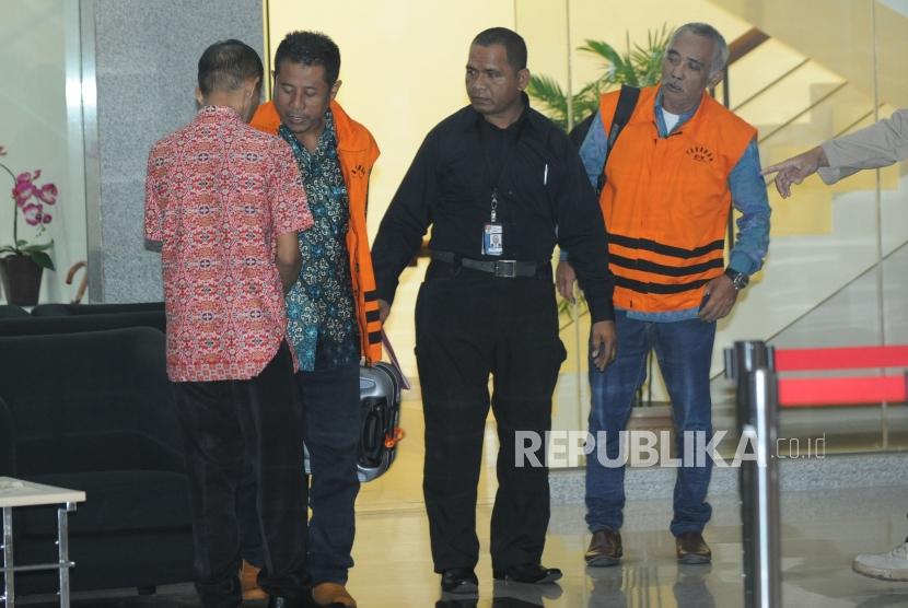 Anggota DPRD Kota Malang periode 2014-2019, Abd. Rachman ( kedua kiri) Hery Subiantono(kanan) mengenakan rompi orange paska diperiksa di Komisi Pemberantasan Korupsi, Jakarta, Selasa (27/3).