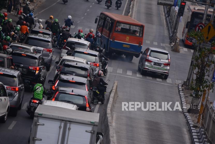 Pengendara menerobos jalur bus Transjakarta di kawasan Mampang, Jakarta, Rabu (18/9/2019).