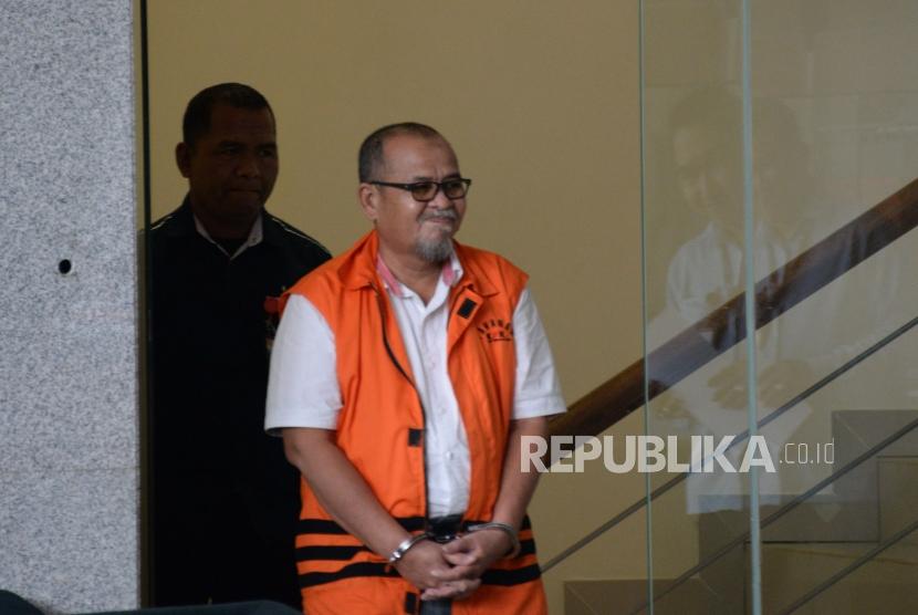 Pemeriksaan Muhammad Nasir. Tersangka selaku mantan Kepala Dinas Pekerjaan Umum (PU) Bengkalis Muhammad Nasir berjalan keluar ruangan seusai menjalani pemeriksaan di gedung KPK, Jakarta, Kamis (28/2).