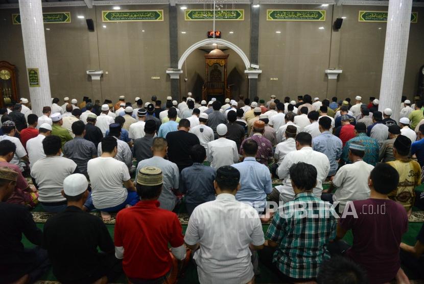 Sejumlah umat muslim saat melaksanakan Shalat Tarawih di Masjid Jami Al-Makmur, Cikini, Jakarta, Ahad (12/5).