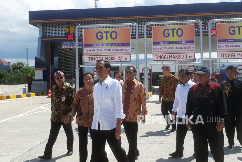 Presiden RI Joko Widodo bersama jajarannya melakukan peninjauan saat peresmian Tol Soroja (Soreang-Pasirkoja) di pintu Tol Soreang, Kabupaten Bandung, Senin (4/12).