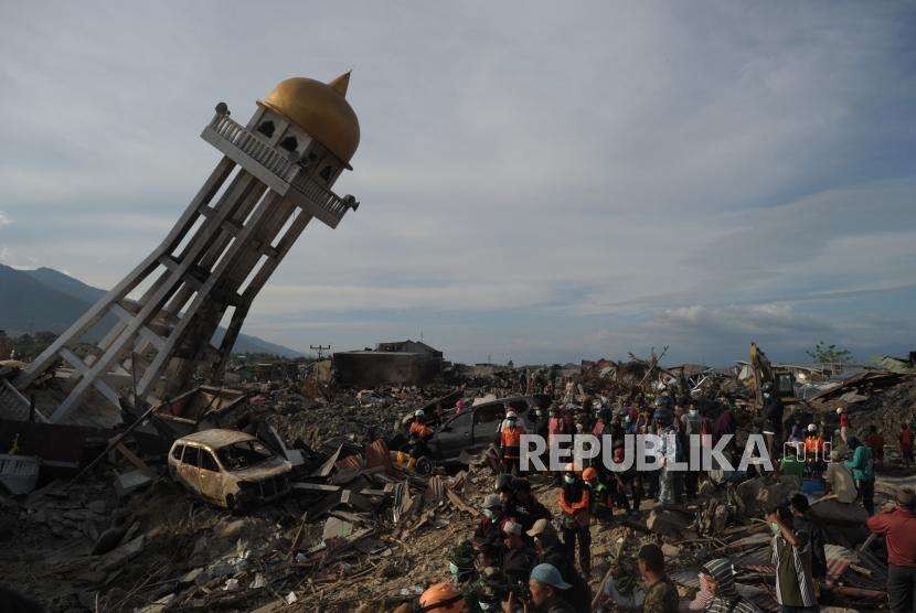 Evacuation of victims in Balaroa housing complex, Palu, Central Sulawesi, Sunday (Oct 7).
