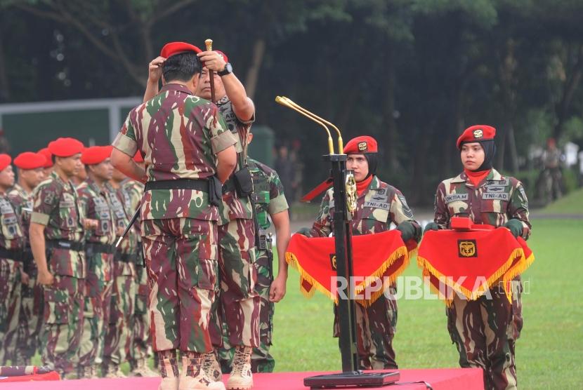 Komandan Jendral Kopassus Mayor Jendral TNI Madsuni melakukan penyematan Baret Kopassus kepada Panglima TNI Marsekal Hadi Tjahjanto di Markas Komando Kopassus, Cijantung Jakarta Timur, Senin (18/12).