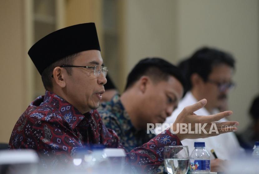 Tokoh Nasional yang juga Gubernur NTB Muhammad Zainul Majdi atau Tuan Guru Bajang (TGB) menyampikan paparannya saat berkunjung ke Kantor Republika, Jakarta, Selasa (17/7).