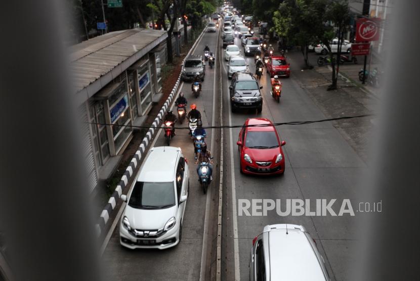Kendaraan sepeda motor dan mobil menerobos masuk jalur bus transjakarta di Kawasan Pondok Indah, Jakarta, Kamis (1/3).