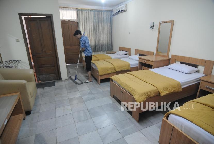 Petugas merapikan tempat tidur di Gedung D3 Asrama Haji Pondok Gede, Jakarta Timur. (ilustrasi)