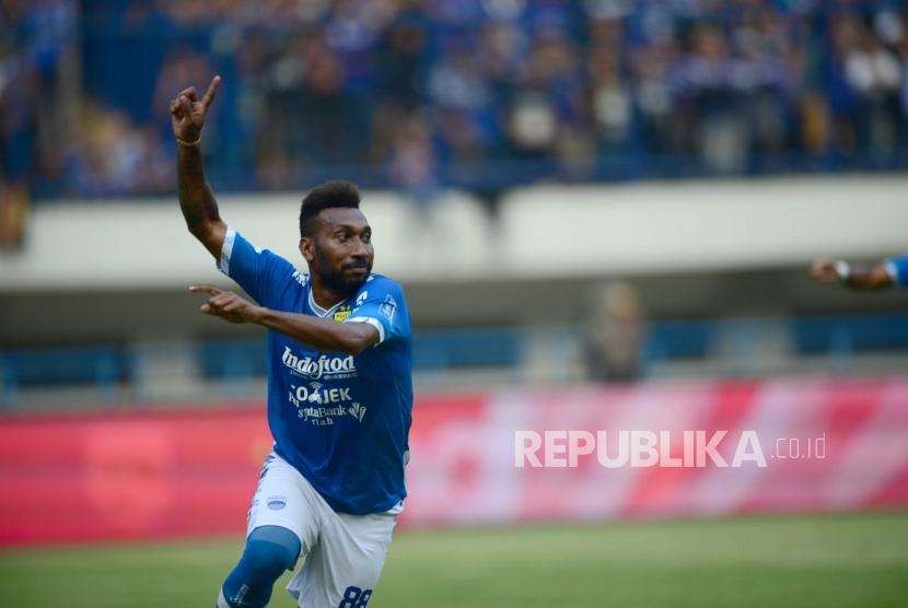 Selebrasi striker Persib Patrich Wanggai setelah mencetak gol pertama pada pertadingan Gojek Liga1 2018 di Stadion Gelora Bandung Lautan Api (GBLA) di Bandung, Sabtu (4/7).
