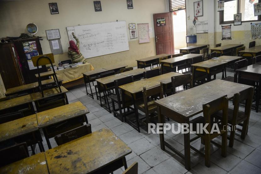 Seorang guru saat beraktivitas di SDN 1 Pekanbaru, Riau, Kamis (19/9).