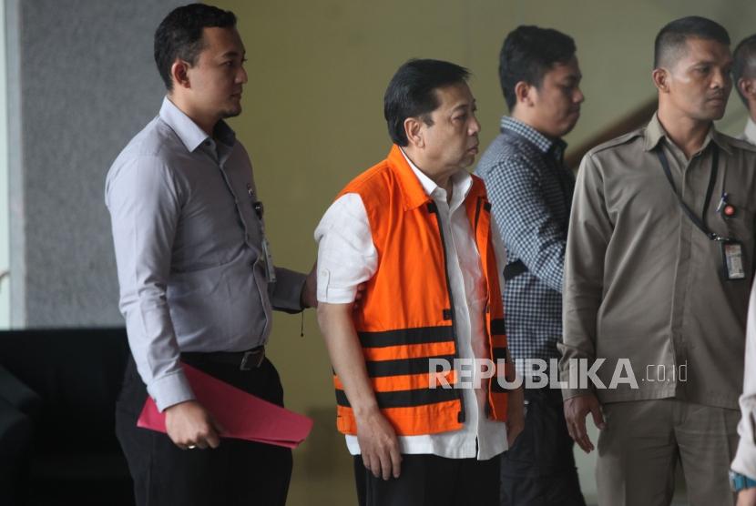 Tersangka kasus korupsi KTP elektronik Setya Novanto (tengah) berjalan seusai menjalani pemeriksaan di gedung KPK, Jakarta, Selasa (21/11).