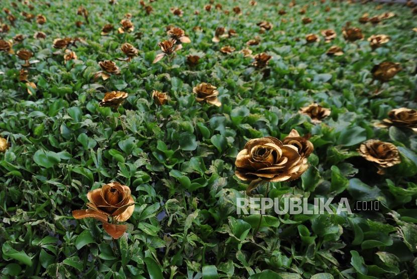 Eceng gondok bunga mawar emas dalam Jakarta Biennale 2017 di Gudang Sarinah Ekosistem, Jakarta Selatan, Rabu (22/11).