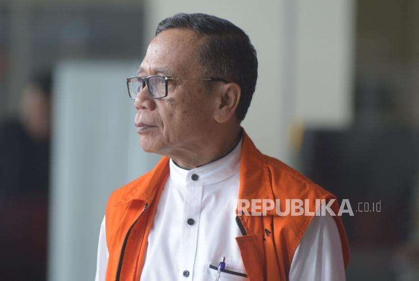 Tersangka kasus tindak korupsi, Amin Santono berjalan usai menjalani pemeriksaan di Komisi Pemberantasan Korupsi, Jakarta, Selasa (14/8).