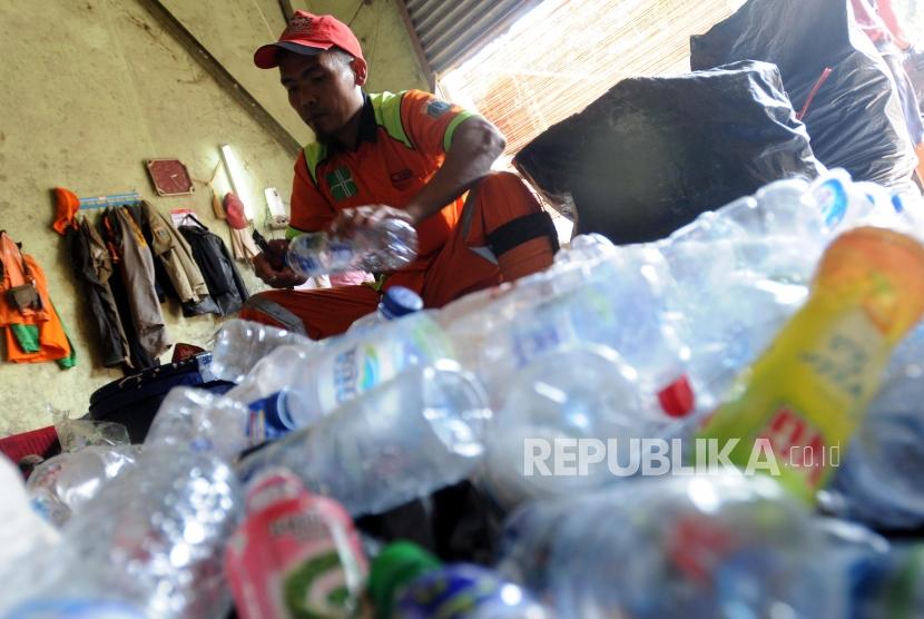 Petugas saat memilah sampah di Bank Sampah (ilustrasi)