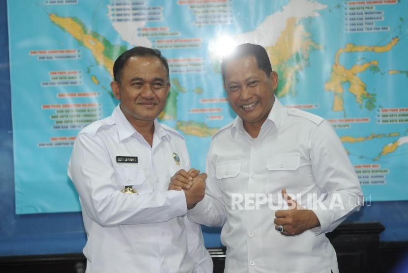 Kepala Badan Narkotika Nasional (BNN) Irjen Pol Heru Winarko (kiri) melakukan salam komando dengan mantan Kepala BNN Komjen Pol Budi Waseso (kanan) seusai kenal pamit Kepala BNN di Kantor BNN, Cawang, Jakarta, Senin (5/3).