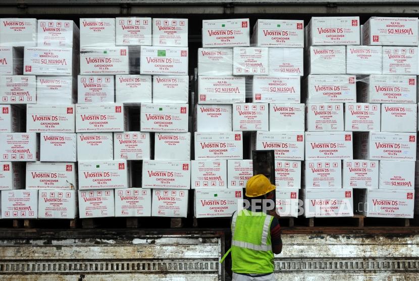 Pekerja melakukan persiapan pemusnahan produk suplemen kesehatan Viostin DS di PT. Prasadha Pamunah Limbah Industri, Nambo, Gunung Putri, Bogor, Jawa Barat, Kamis (8/2).