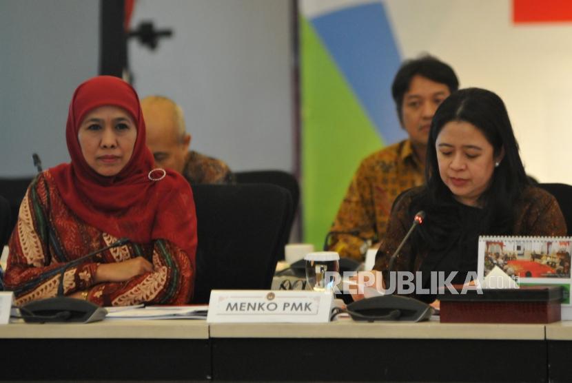 Menko PMK Puan Maharani (kanan) bersama Mensos Khofifah Indar Parawansa saat Rapat Koordinasi (Rakor) Tingkat Menteri di Jakarta, Rabu (29/11).