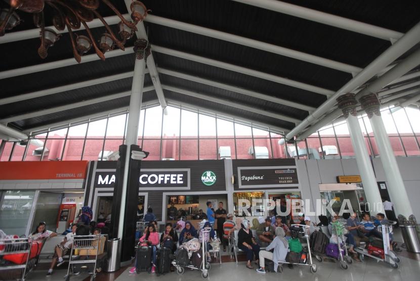 Suasana keberangkatan penumpang di Terminal 1 Bandara Soekarno-Hatta, Jakarta, Selasa (26/12).