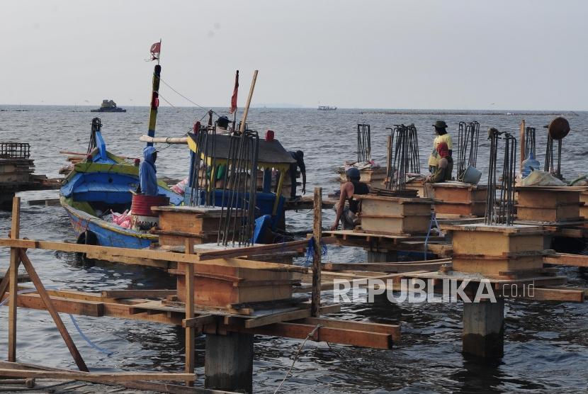 Pembangunan Dermaga nelayan. Pekerja menyelesaikan pondasi dermaga di Muara Angke, Jakarta Utara, Senin (1/7).