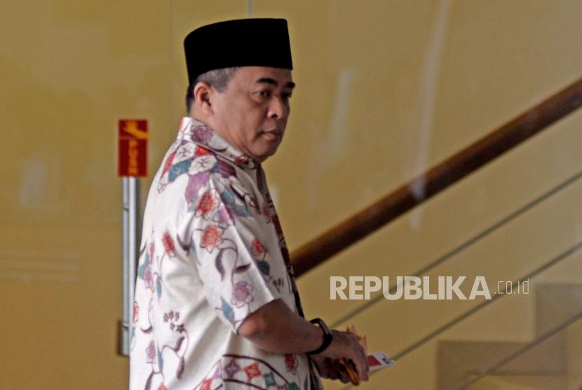 Politisi Partai Golkar Ade Komarudin bersiap menjalani pemeriksaan di gedung KPK, Jakarta, Rabu (22/11).