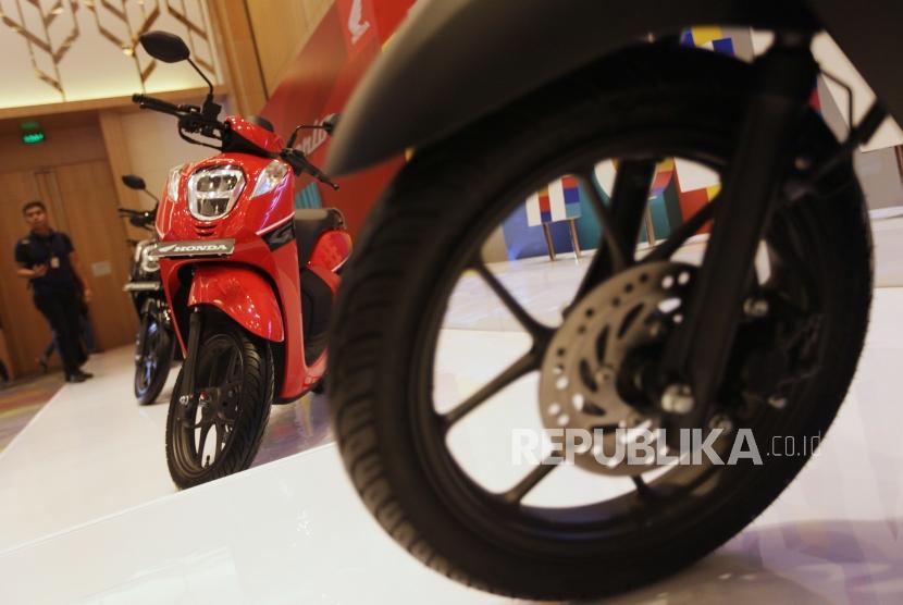 Skutik Baru. Tampilan motor Honda Genio saat diluncurkan di Jakarta, Jumat (21/6).